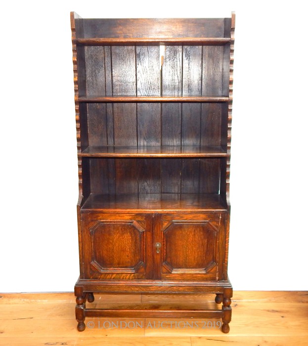 A Small Late Victorian Oak Bookcase With Cabinet H:137 cm W:65 cm D:27 cm.