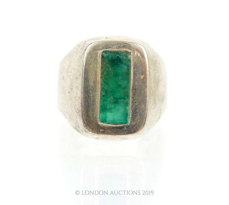 A Large Rectangle Cut Emerald In White Metal/Silver Ring. - Image 4 of 4