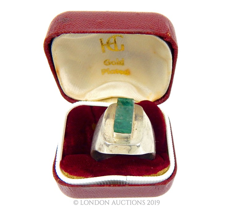A Large Rectangle Cut Emerald In White Metal/Silver Ring. - Image 3 of 4