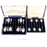 A vintage cased set of six Art Deco solid silver teaspoons and sugar tongs. Kemp Bros London 1936 W: