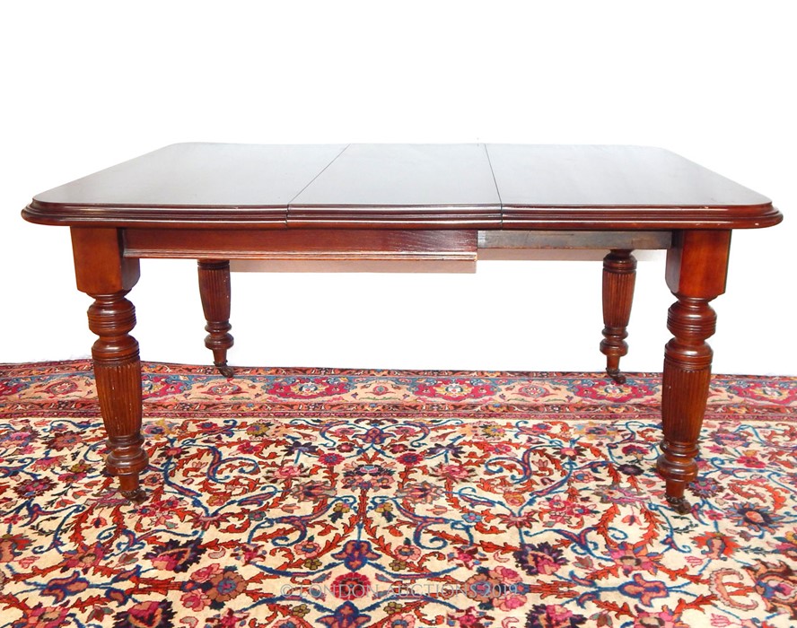 A VICTORIAN MAHOGANY WIND-OUT DINING TABLE. - Image 2 of 2