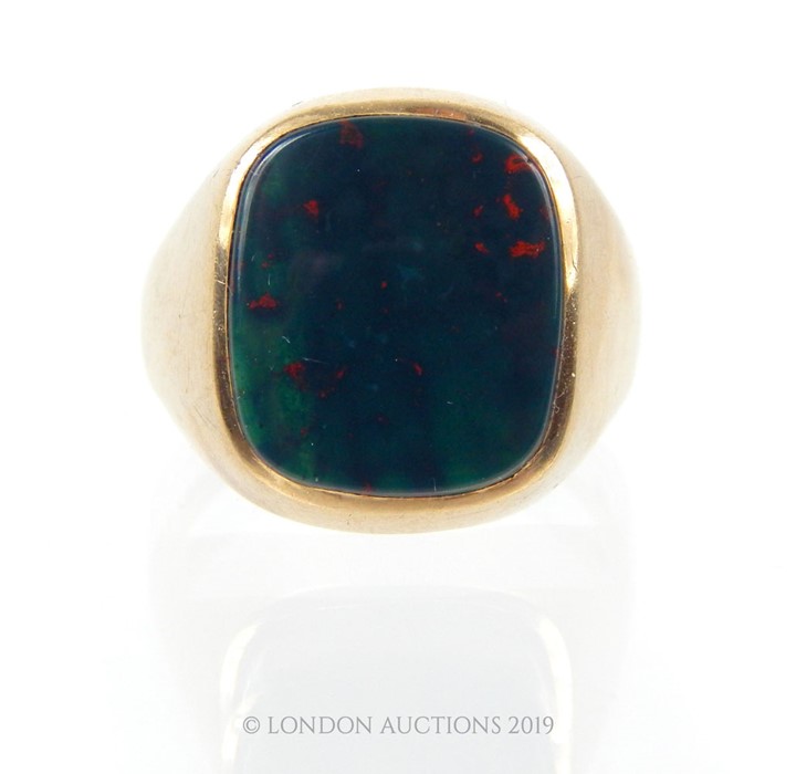 A Vintage 9 carat Gold Blood Stone Ring. - Image 2 of 4