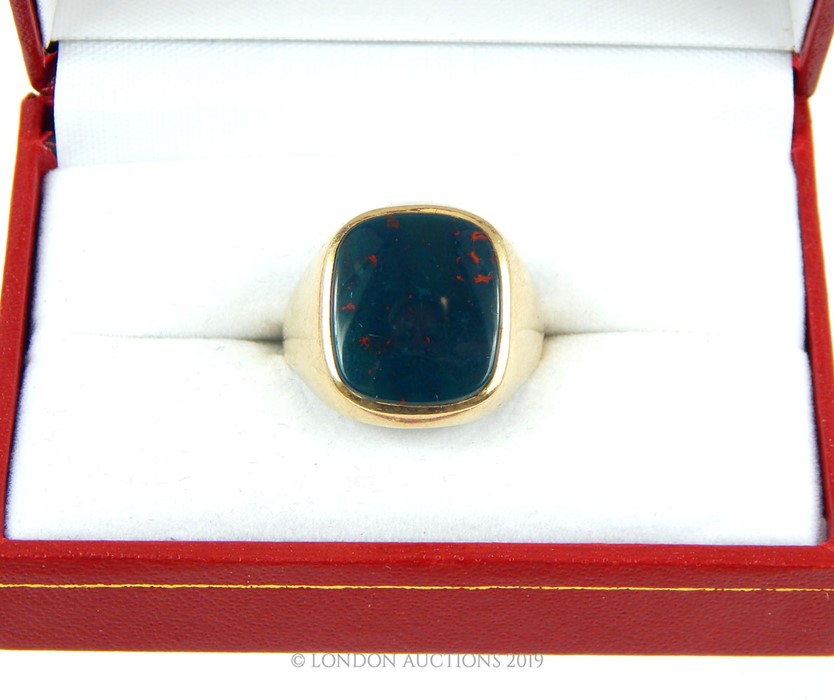A Vintage 9 carat Gold Blood Stone Ring. - Image 4 of 4