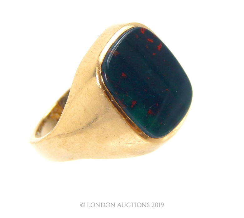 A Vintage 9 carat Gold Blood Stone Ring. - Image 3 of 4