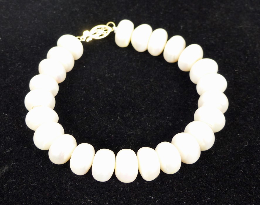 A Pearl Bracelet.