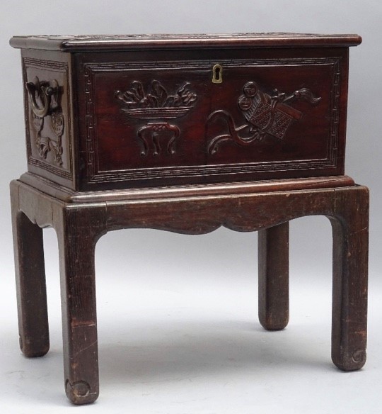 AN 18TH CENTURY CHINESE CARVED ZITAN SCHOLARS BOX. - Image 2 of 6