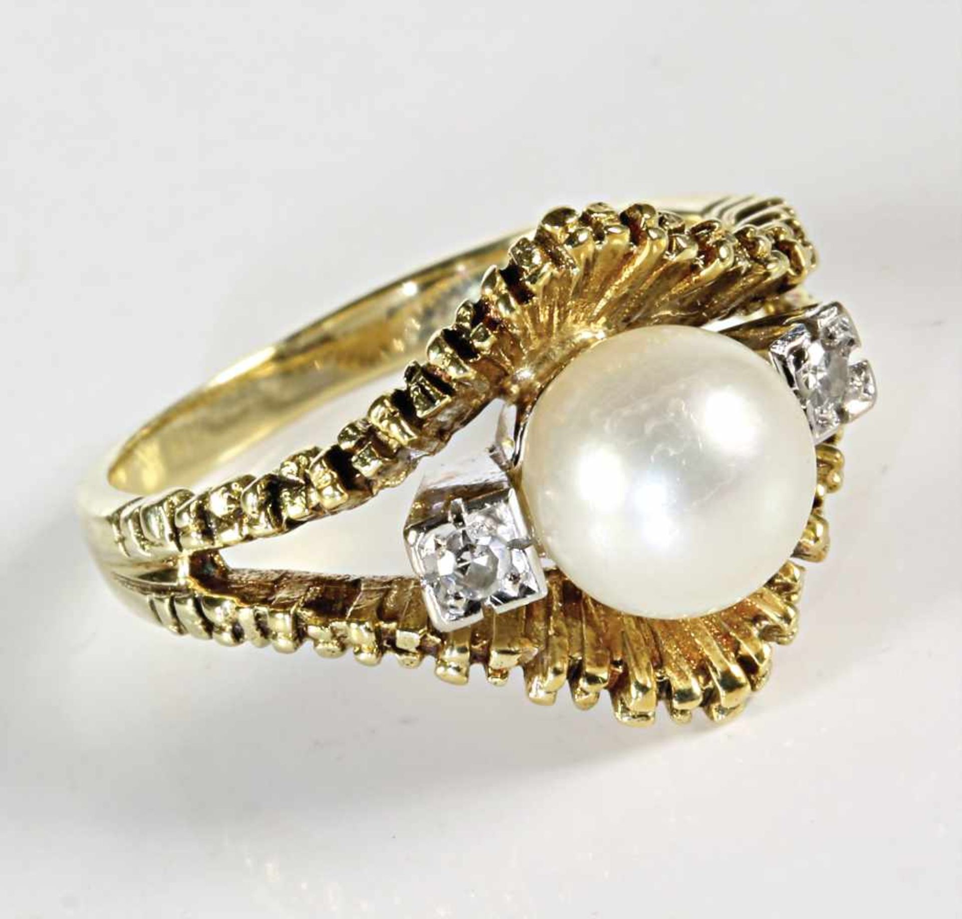 Ring, GG 585/000, sig. ROXI, 1 Akoja-Perle D = ca. 7,2 mm, 2 Diamanten weiß, RW ca. 53