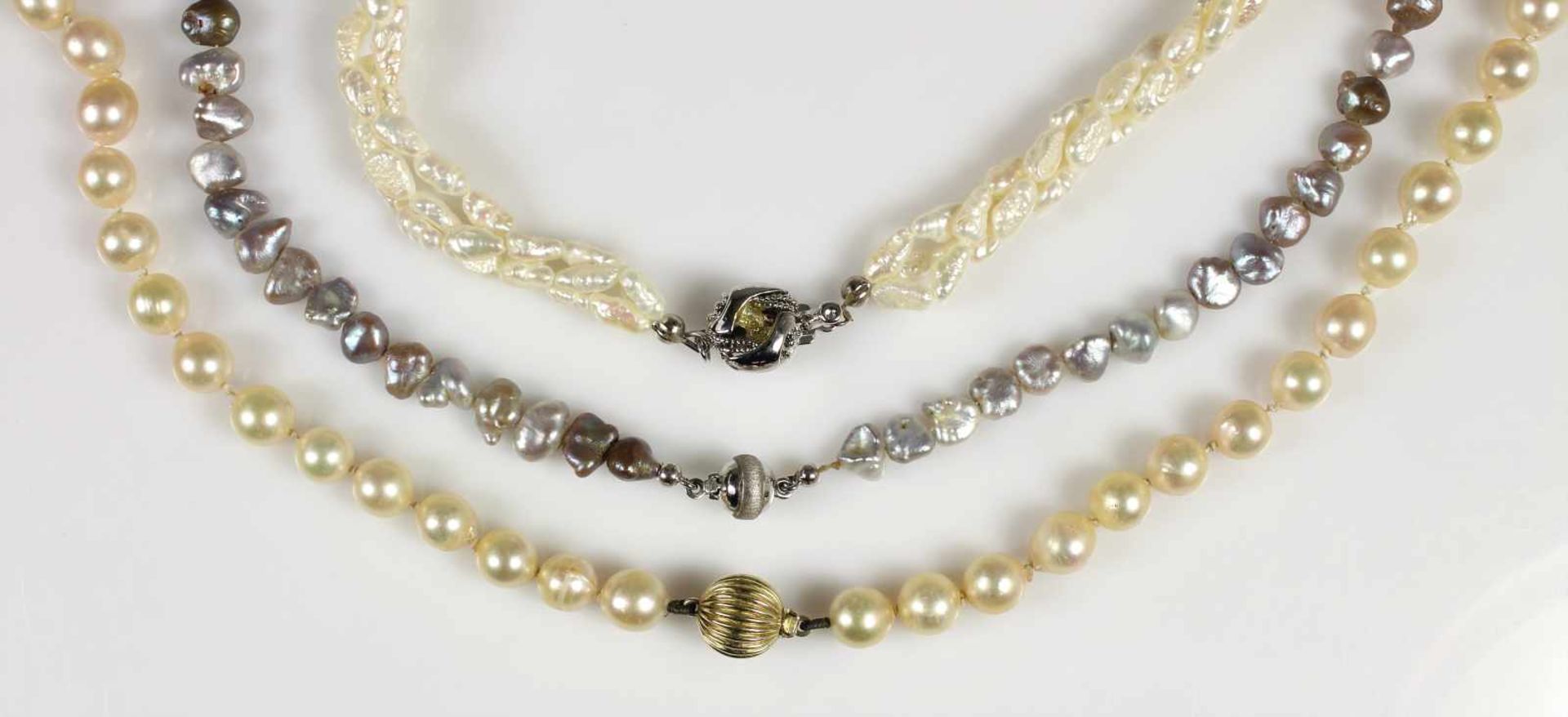 Lot Perlenketten: 1 Süßwasserkette (3 reihig), Schließe Silber (kl. Perle fehlt), L = 44,0 cm; 1