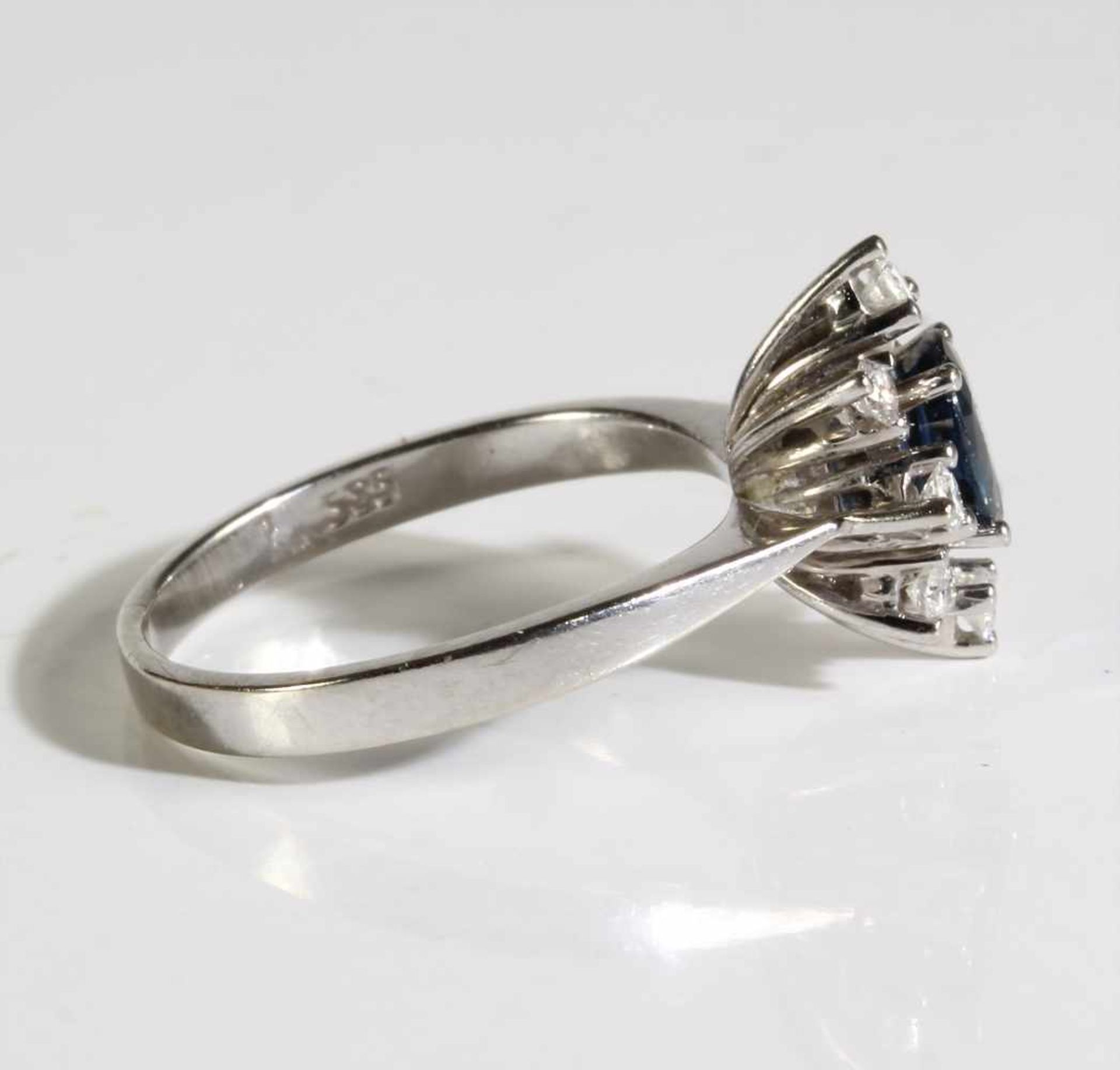 Ring "KLASSIKER", WG 585/000, zentraler Saphir ca. 0,75 ct facettiert, 8 Brillanten ca. 0,20 ct - Bild 2 aus 2