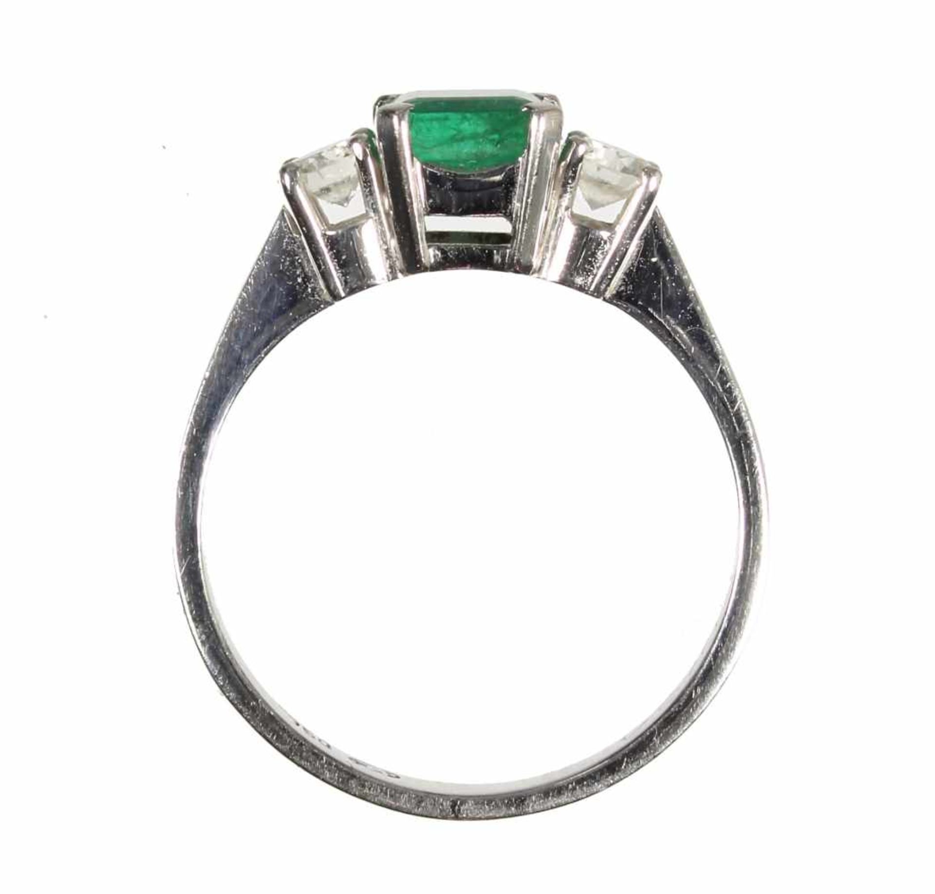 Ring, schöner "KLASIKER", WG 750/00, zentraler Smaragd Im Carreé-Schliff ca. 0,95 ct, 2 Brillanten - Bild 2 aus 2