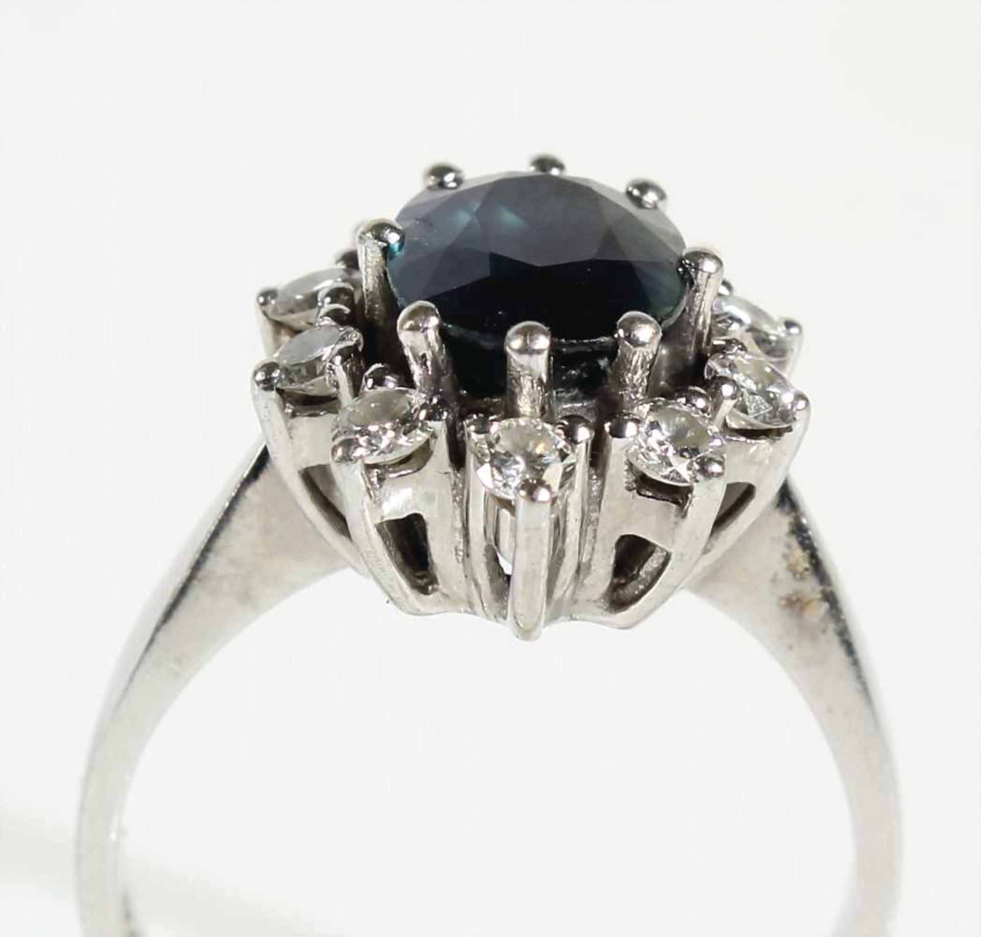 Ring, "KLASSIKER" 1970/80er Jahre, WG 585/000, zentraler Saphir ca. 2,0 ct (facettiert), 10 - Bild 2 aus 2