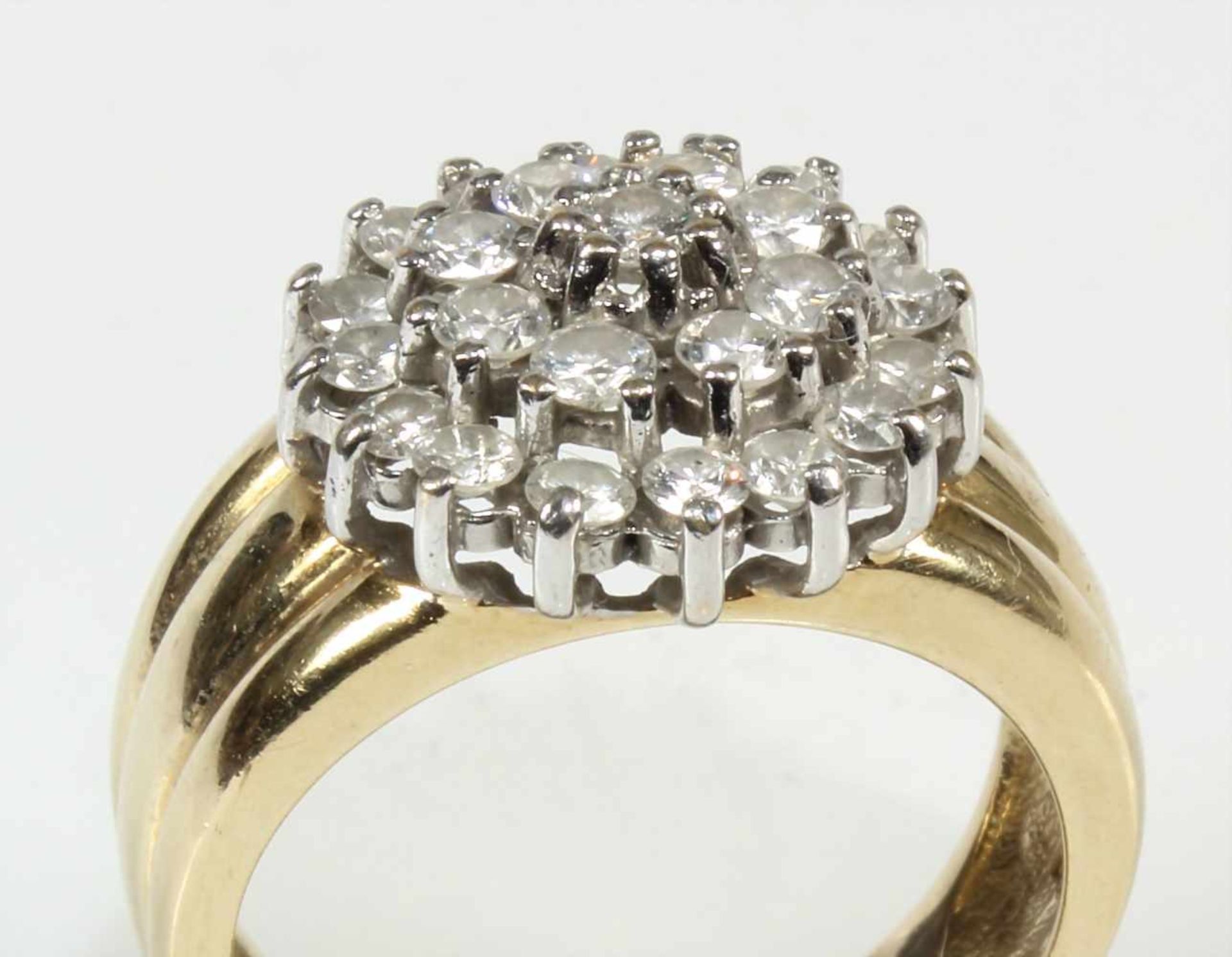 Ring, "KLASSIKER", GG 585/000, 25 Brillanten ca. 1,25 ctw-si (weiß gefasst), Ringkopf D = 14,3 mm, - Bild 2 aus 2