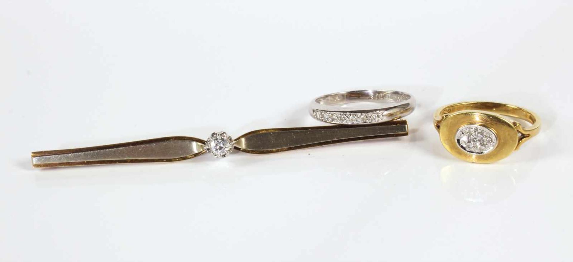 Lot Goldschmuck: 1 Ring (ovaier Ringkopf), GG 750/000, 7 Diamanten weiß, RW ca. 54,5; 1 Ring, WG