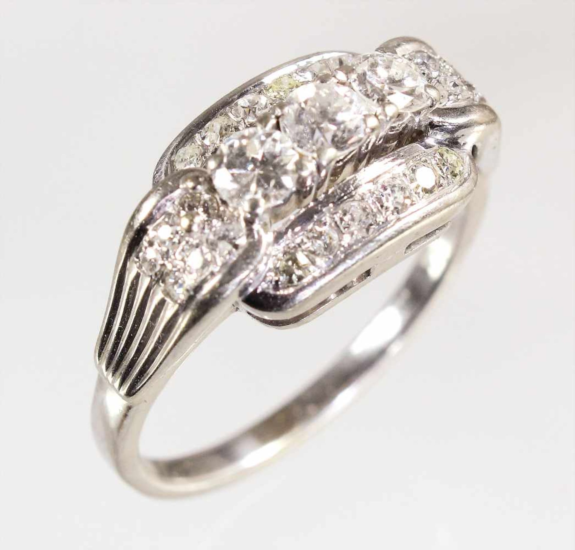 Ring, WG 585/000, 3 Altschliff-Diamanten ca. 0,62 ct weiß, 24 St. 8-Kant-Diamanten 0,30 ct weiß,