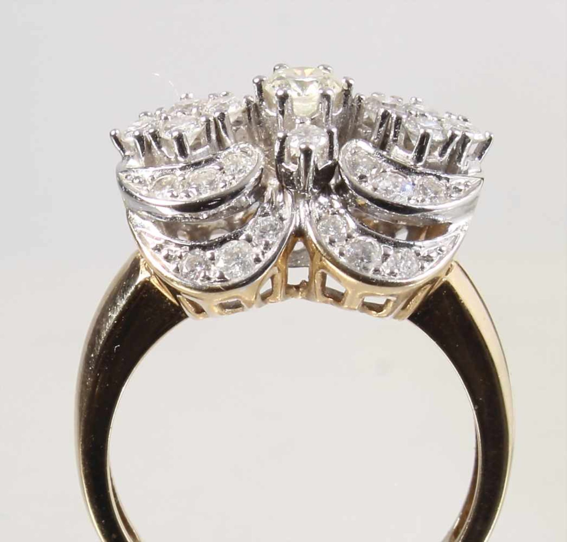 Lot: GG/WG 585/000, 1 Ring, 35 Brillanten ca. 1,00 ct tw/w-si, RW ca. 53,5; 1 Anhänger, ca. 35 - Bild 2 aus 3