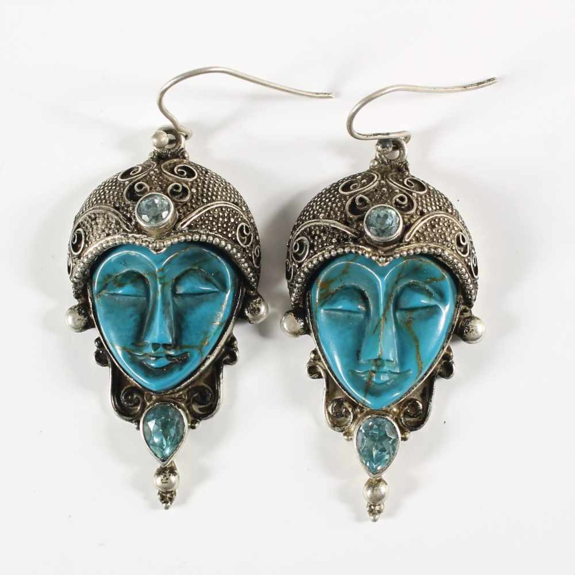 1 Paar dekorative Ohrhänger, Asien, Silber 925/000, plastisch geschnittener blauer Steinkopf , je