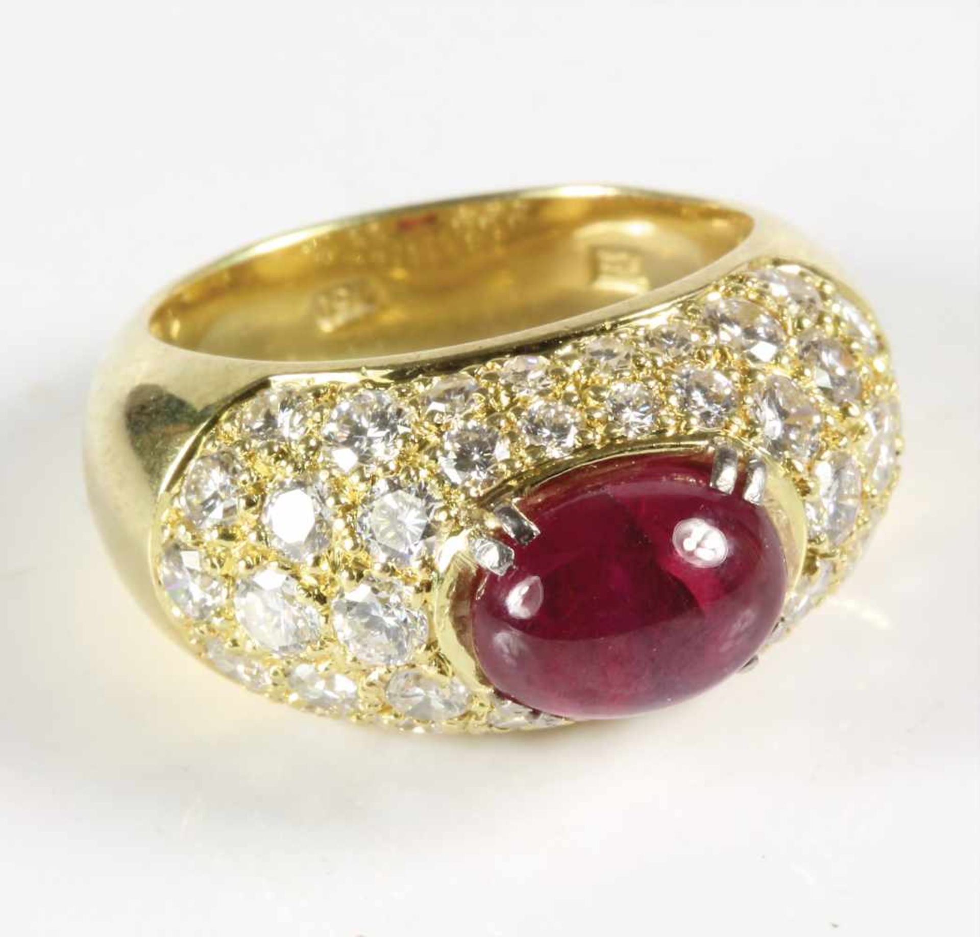 Ring, GG 750/000, zentraler Rubincabochon ca. 2,5 ct, kompletter Ringkopf mit Brillanten ausgefasst,