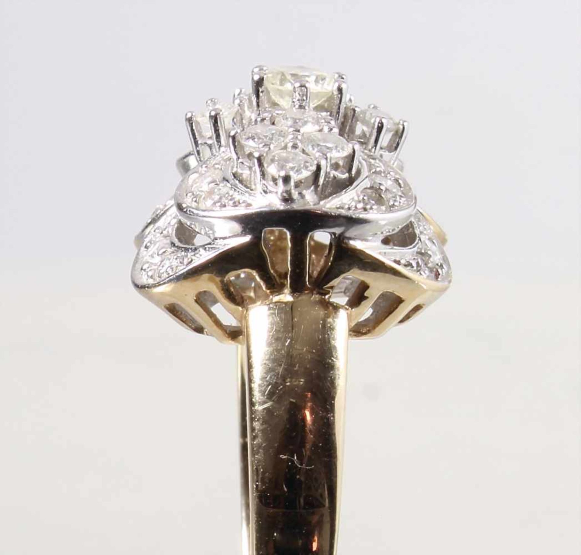 Lot: GG/WG 585/000, 1 Ring, 35 Brillanten ca. 1,00 ct tw/w-si, RW ca. 53,5; 1 Anhänger, ca. 35 - Bild 3 aus 3