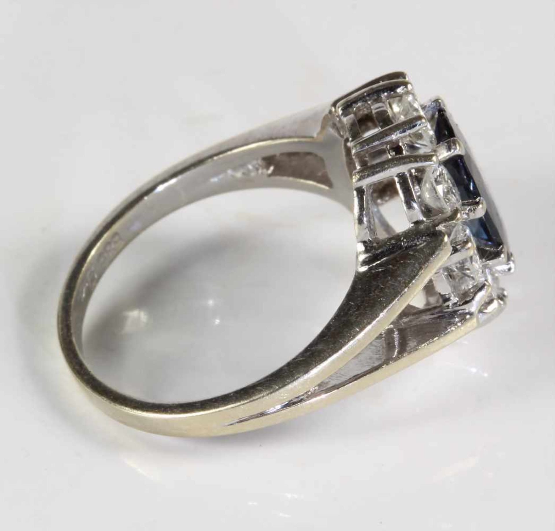 Ring, WG 750/000, 1 Saphir ca. 1,4 ct (facettiert), Brillantkranz mit 8 Brillanten ca. 1,0 ct tw- - Bild 2 aus 2