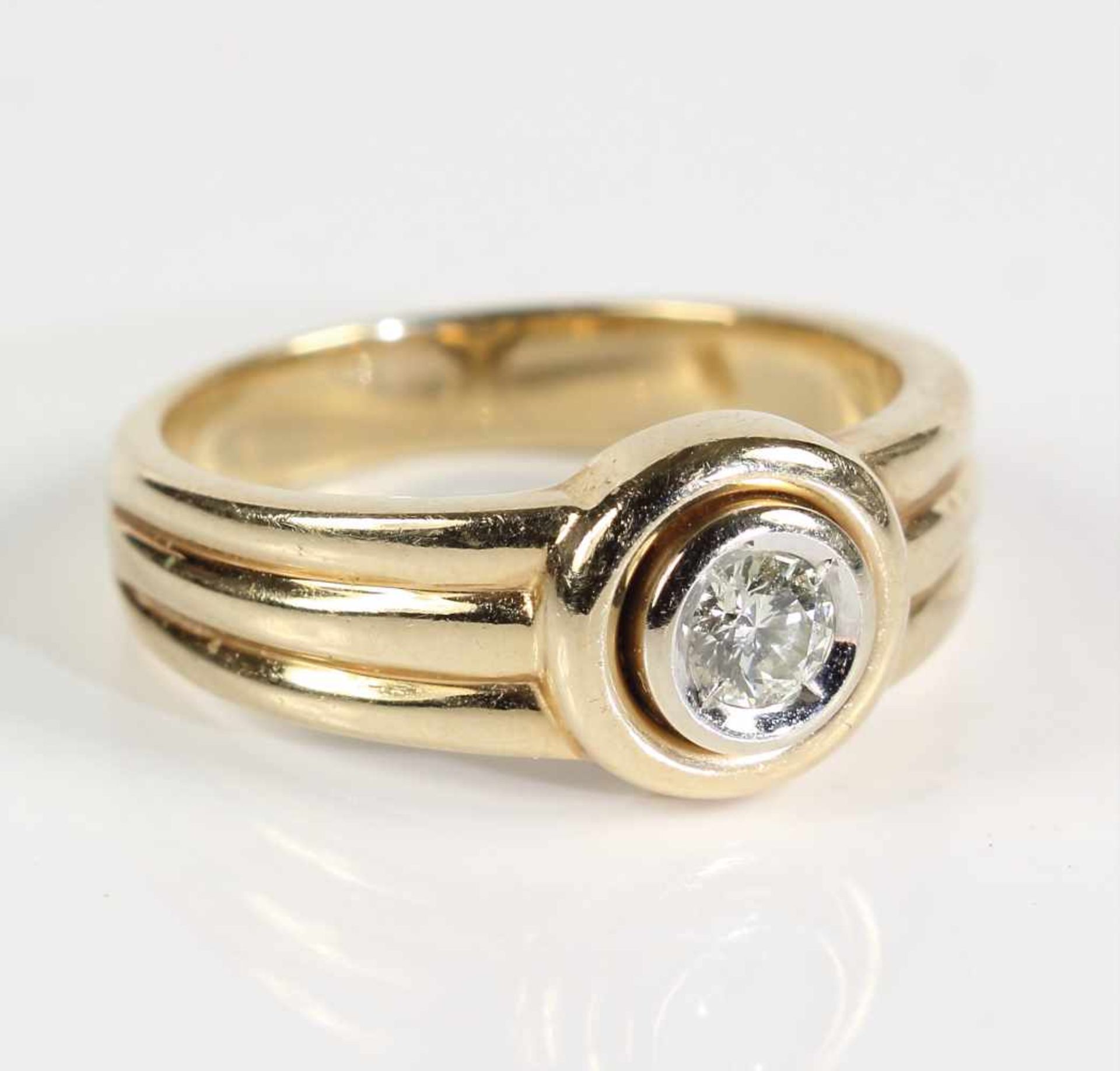 Ring "KLASSIKER", GG/WG 585/000, 1 Brillant ca. 0,15 ct tw/w-vsi v /vsi, RW ca. 53