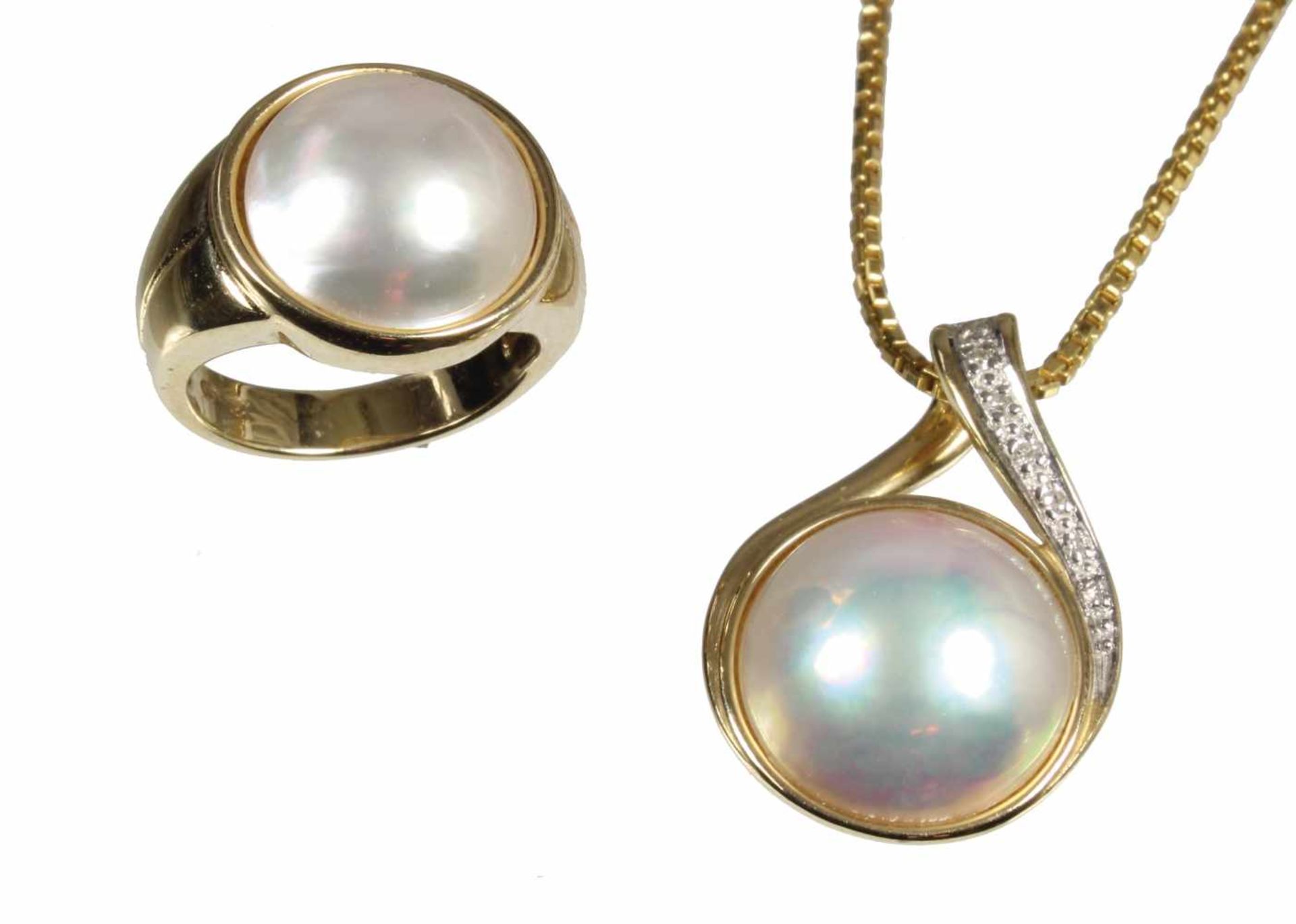 Lot Schmuck mit Mabe-Perlen, GG 585/000, 1 Ring, D = 14,8 mm, RW ca. 49,5; Anhänger, 6 Diamanten