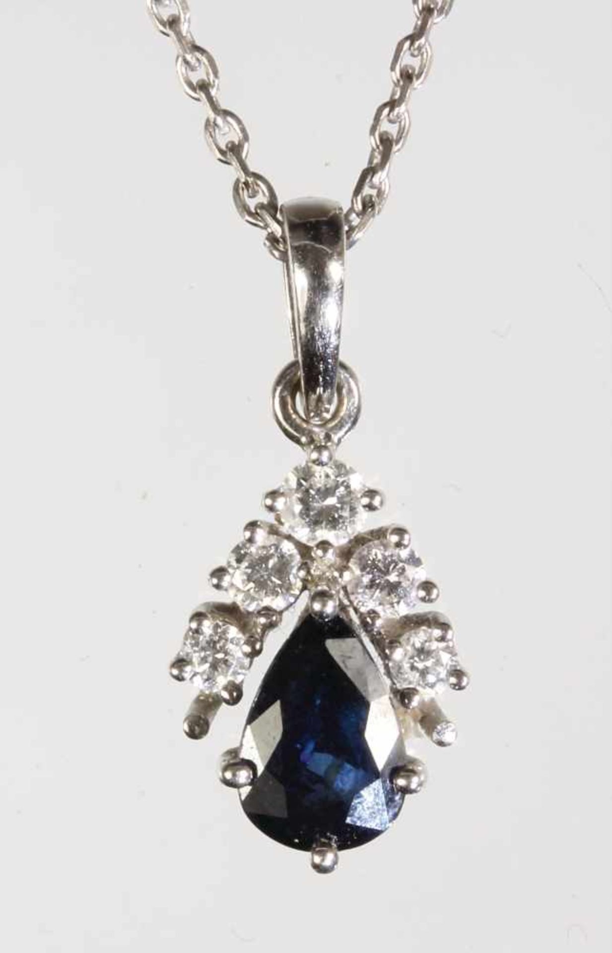 Collier mit Anhänger, WG 585/000, zentraler Saphir ca. 0,75 ct Tropfen (facettiert), 5 Brillanten