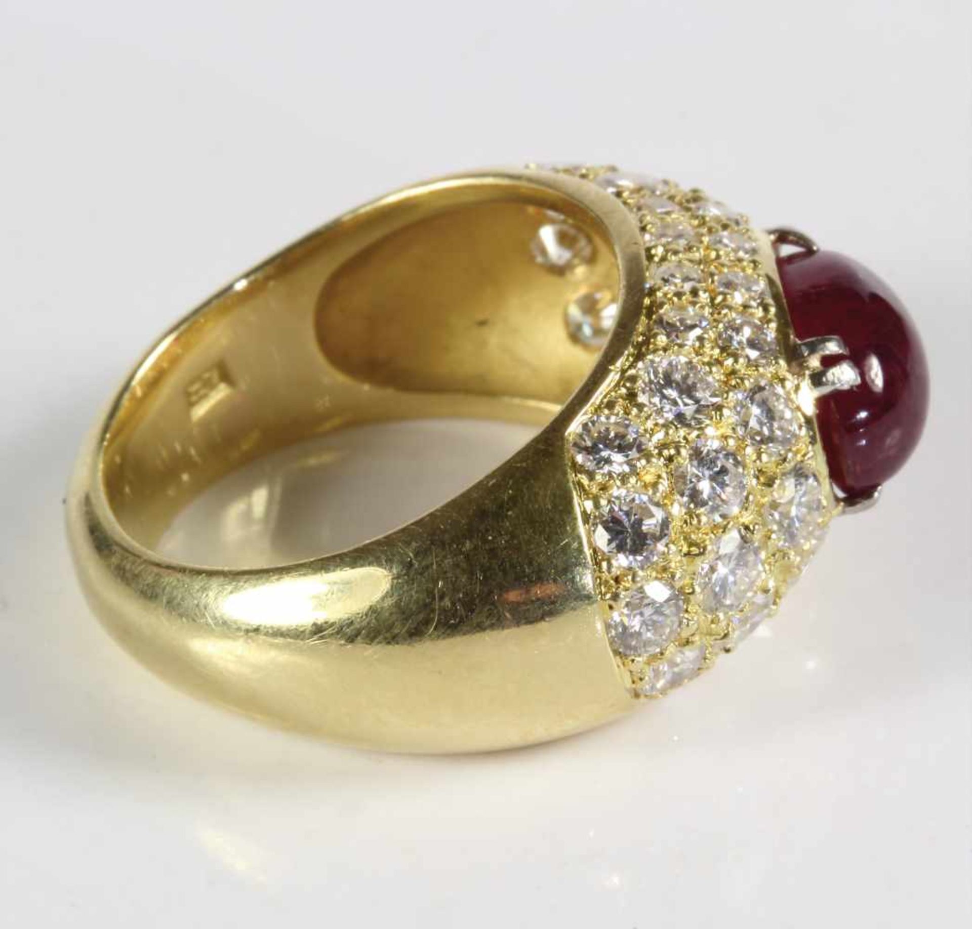 Ring, GG 750/000, zentraler Rubincabochon ca. 2,5 ct, kompletter Ringkopf mit Brillanten ausgefasst, - Bild 2 aus 2