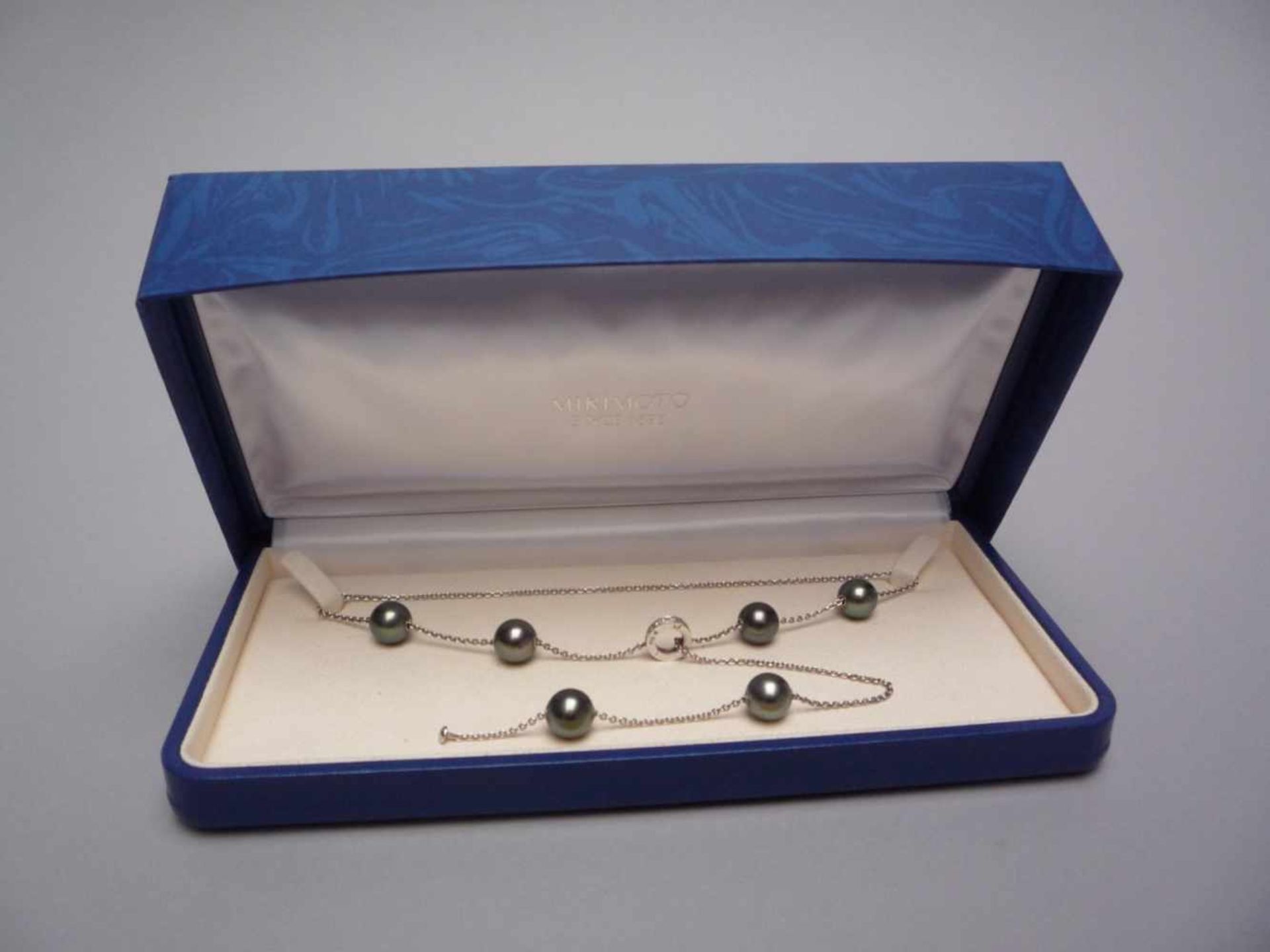 MIKIMOTOCollier en or gris fait d'une chaîne à maille huit coupée de six perles de culture de Tahiti - Bild 2 aus 5