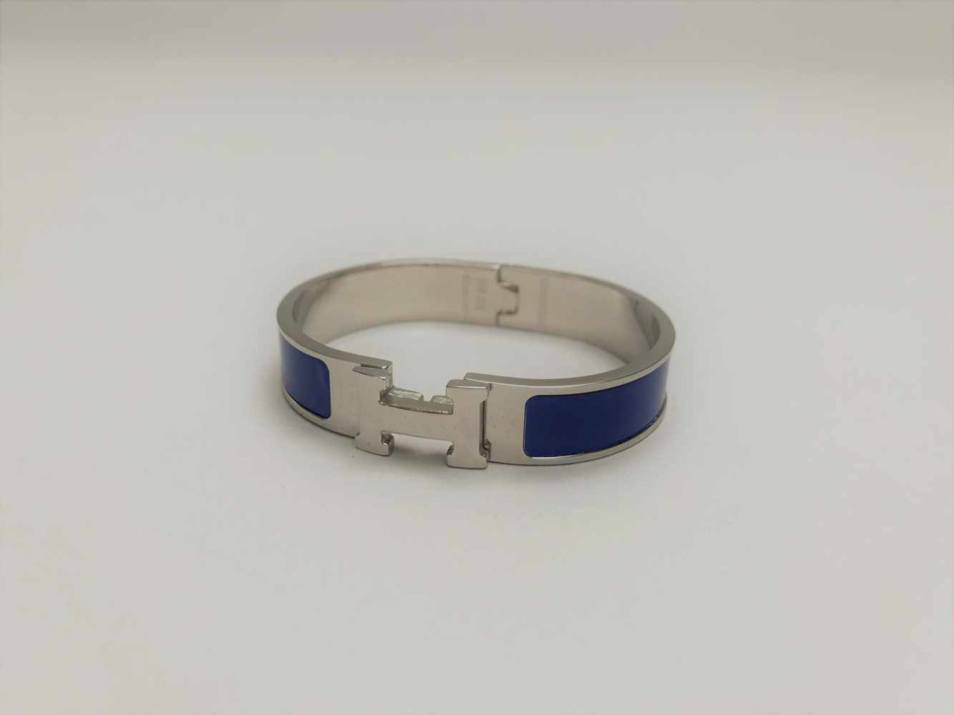 HERMES PARISBRACELET Clic H en métal palladié et laque bleu, PM, poignée. Approx. 15,5 cm