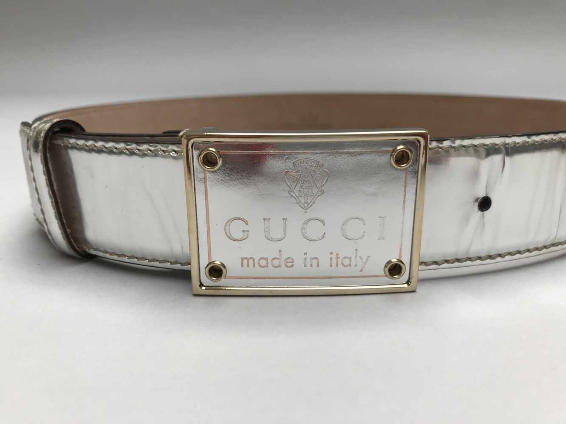 GUCCI- MADE IN TALYCeinture en cuir argenté et métal doré.. Signé. T.80.Long. totale: 90 cm .En l' - Bild 2 aus 3