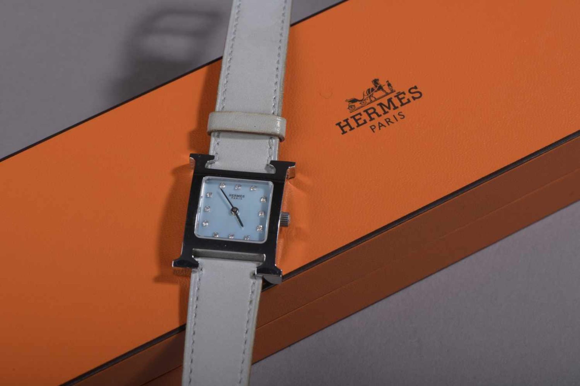 HERMES PARIS HEURE H , montre-bracelet de dame en acier. Signée Hermès.modèle Heure H , boîtier