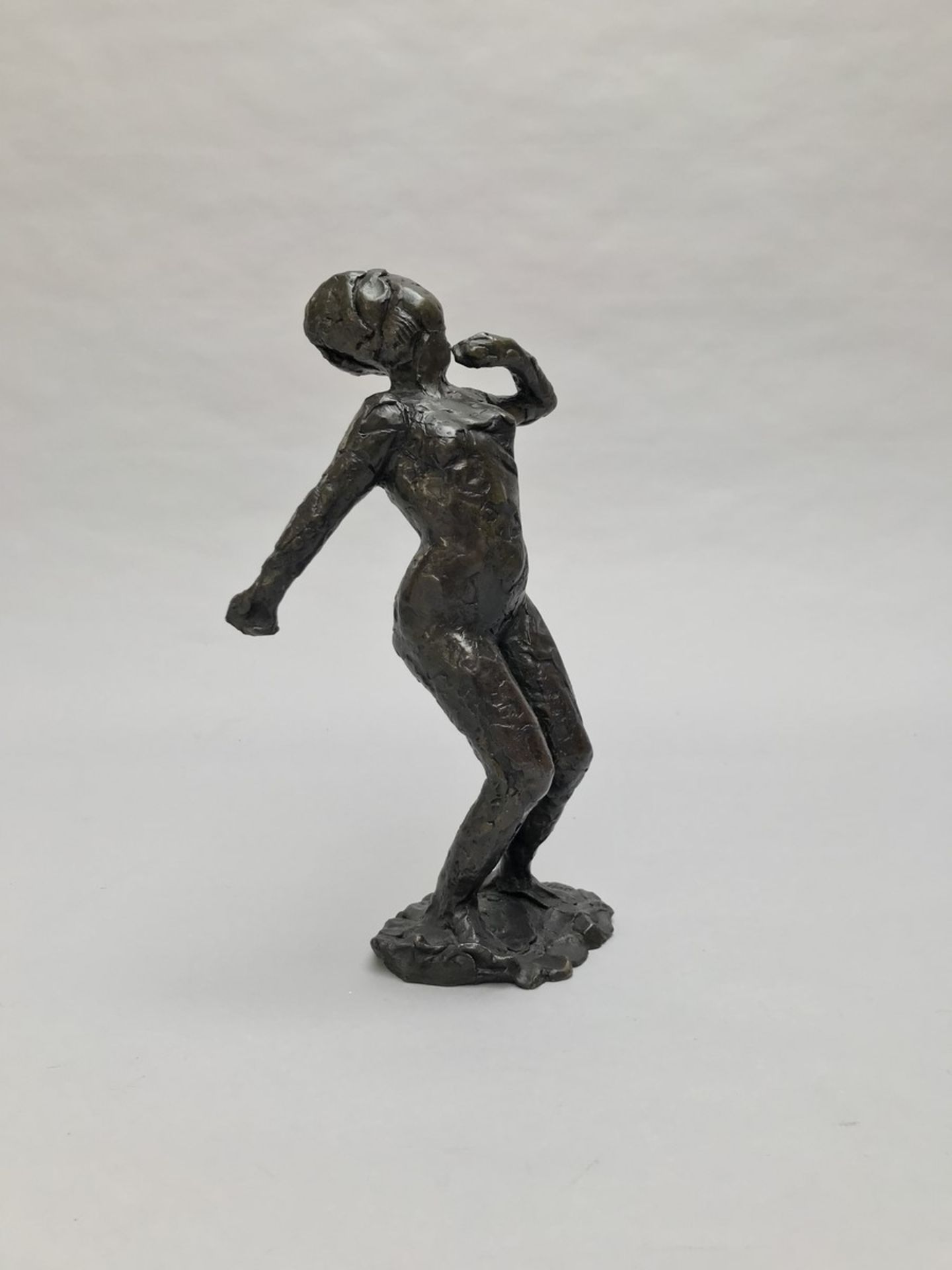 Edgar DEGAS (1834-1917) , d’Après - Femme surprise - Bronze à patine noire [...]