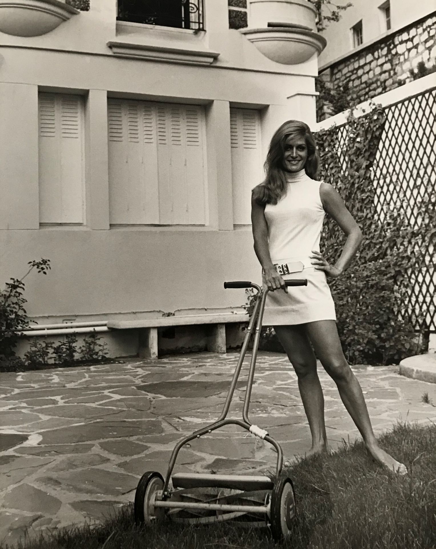 Tony GRYLLA (Né en 1941) - Dalida dans sa maison à Montmartre , Paris, 1966 - [...]