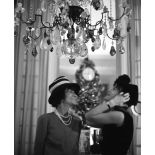 Shahrokh HATAMI (1928-2017) - Coco Chanel et Romy Schneider - Tirage argentique, [...]