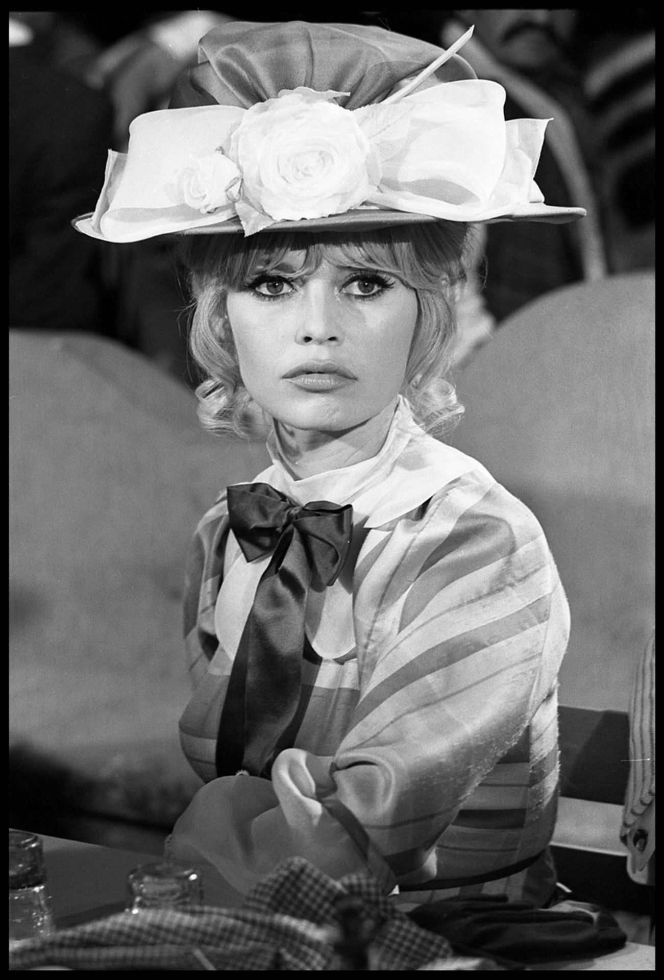 Leonard DE RAEMY (1924-2000) - Brigitte Bardot,1968 avec une création de Jean [...]