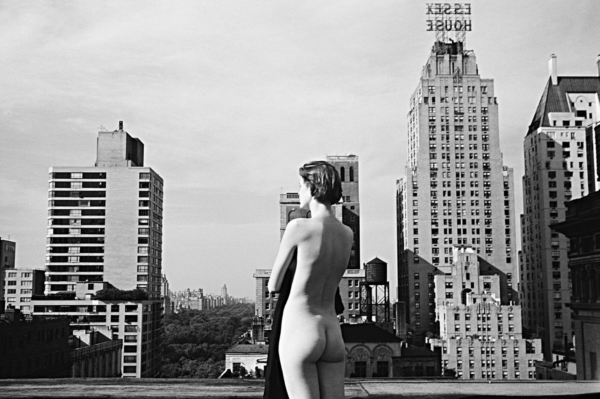 Pierre HOULES (1945-1986) - Josie Borain on top of the Carnegie Hall, New York", [...]