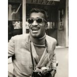 Tony GRYLLA (Né en 1941) - Sammy Davis et son Leicaflex, Paris,1967 - Tirage [...]