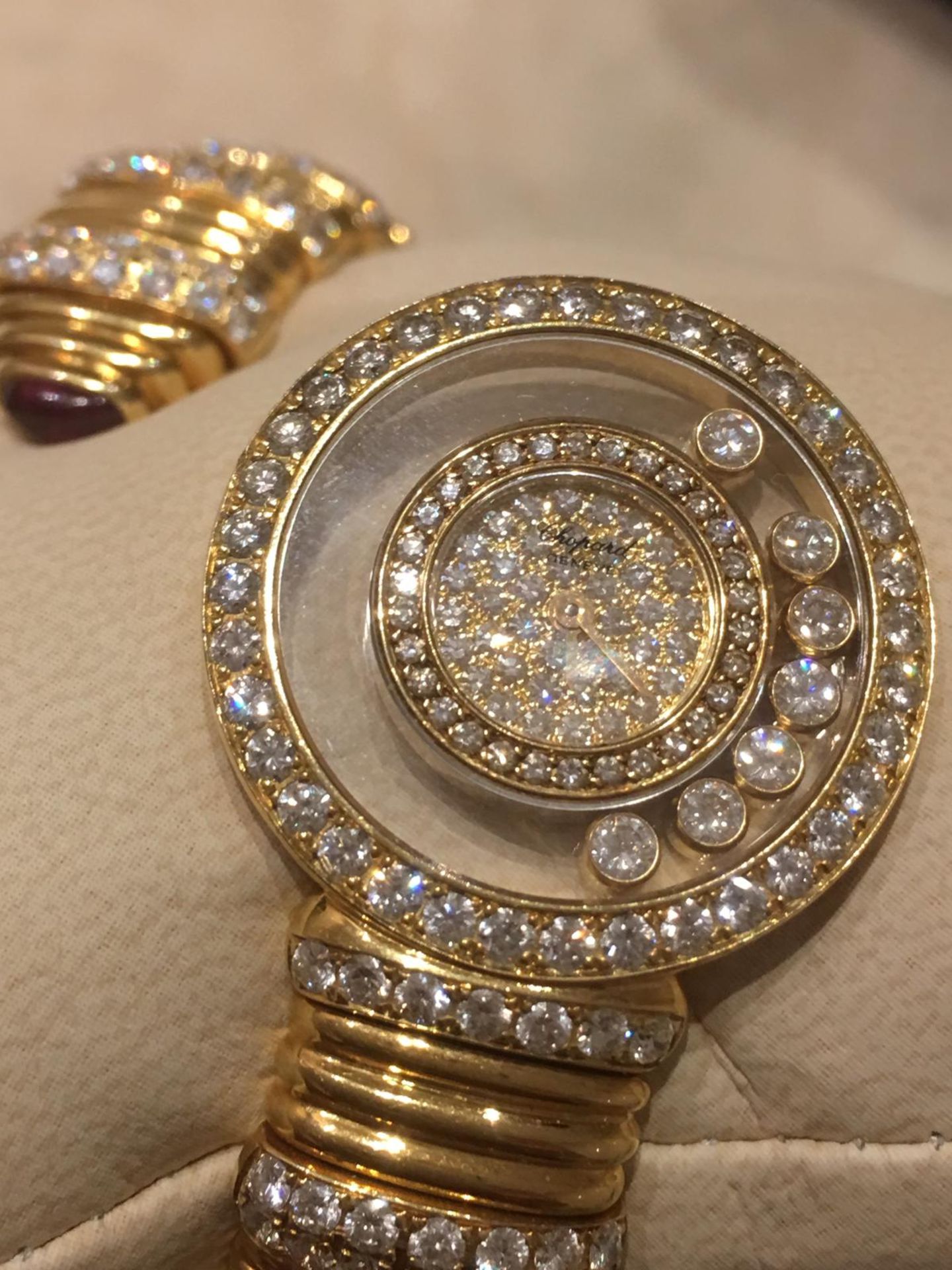 CHOPARD - Montre de dame Happy Diamonds en tubogaz flexible d'or jaune, ponctuée de [...] - Image 2 of 3