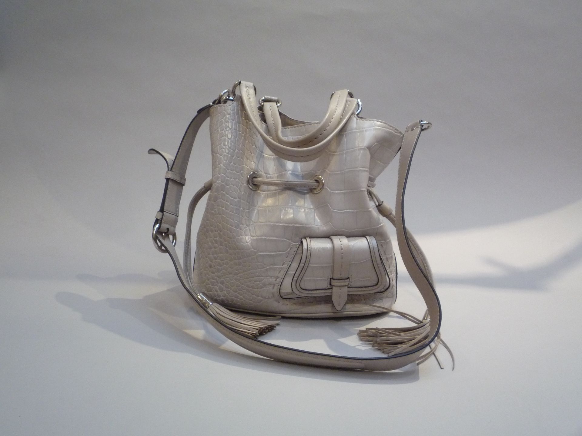 LANCEL - SAC SEAU "PREMIER FLIRT" en cuir beige clair façon crocodile. [...]