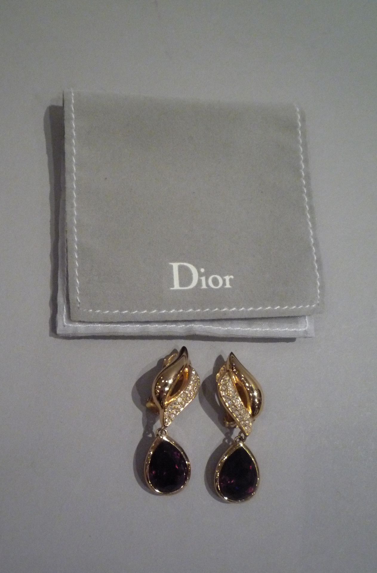 CHRISTIAN DIOR - PAIRE DE BOUCLES D'OREILLE clip en métal doré, strass et pierre [...] - Bild 2 aus 2