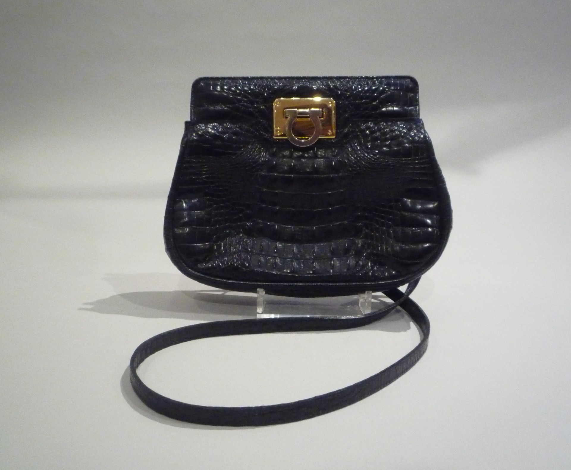 SALVATORE FERRAGAMO - PETIT SAC vintage en alligator noir. Fermoir en métal doré. [...]