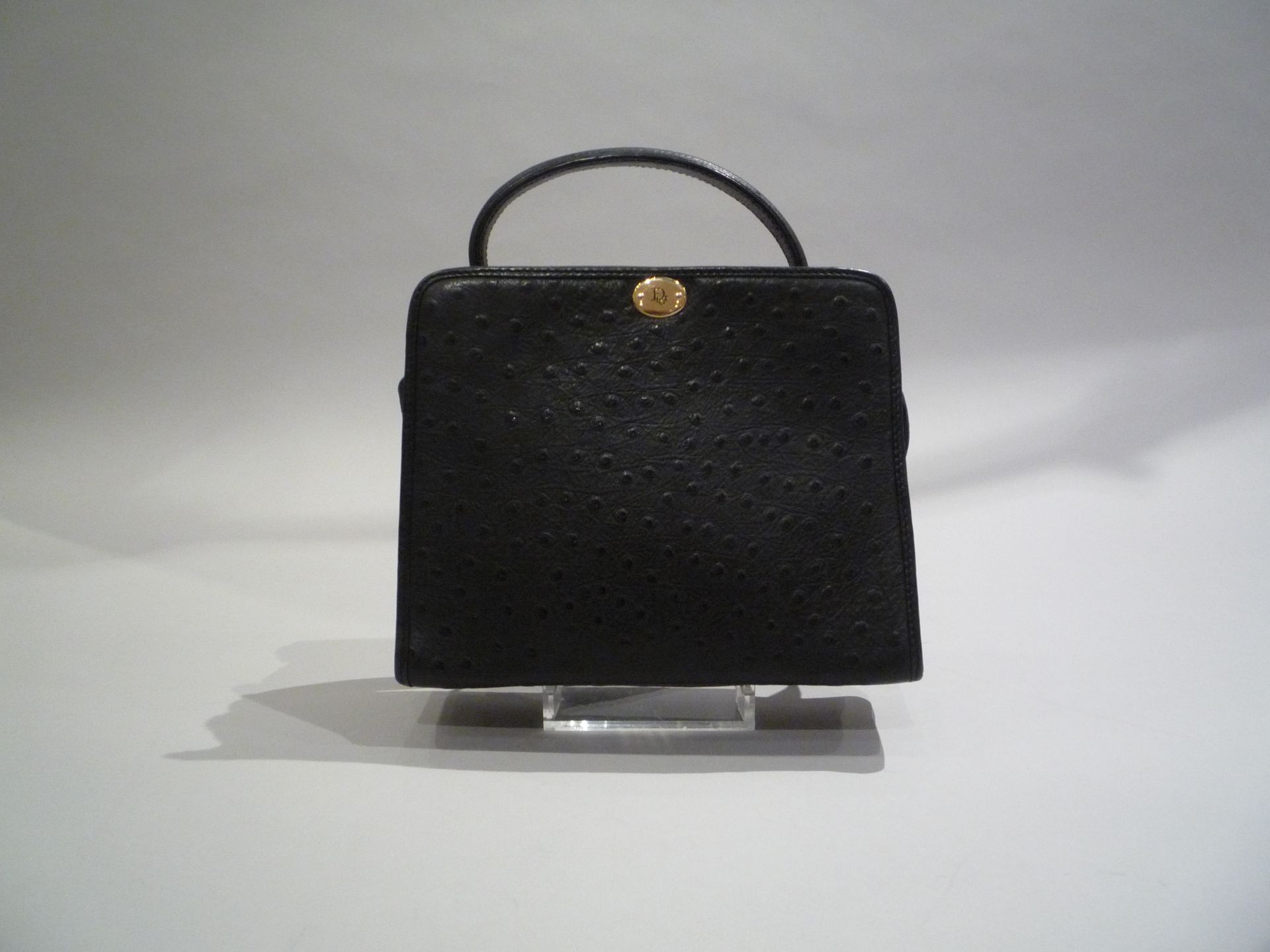 CHRISTIAN DIOR - SAC vintage en cuir façon autruche noir. Bandoulière amovible. [...]