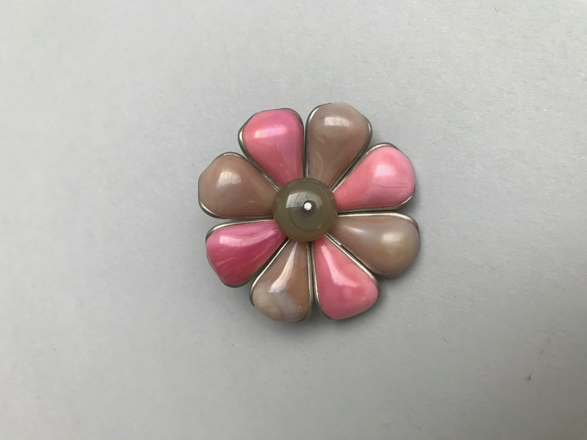 CHANEL - BROCHE en métal argenté et résines de couleur figurant une fleur. [...]