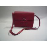 CHRISTIAN DIOR - SAC vintage rectangulaire à bandoulière en cuir bordeaux. [...]