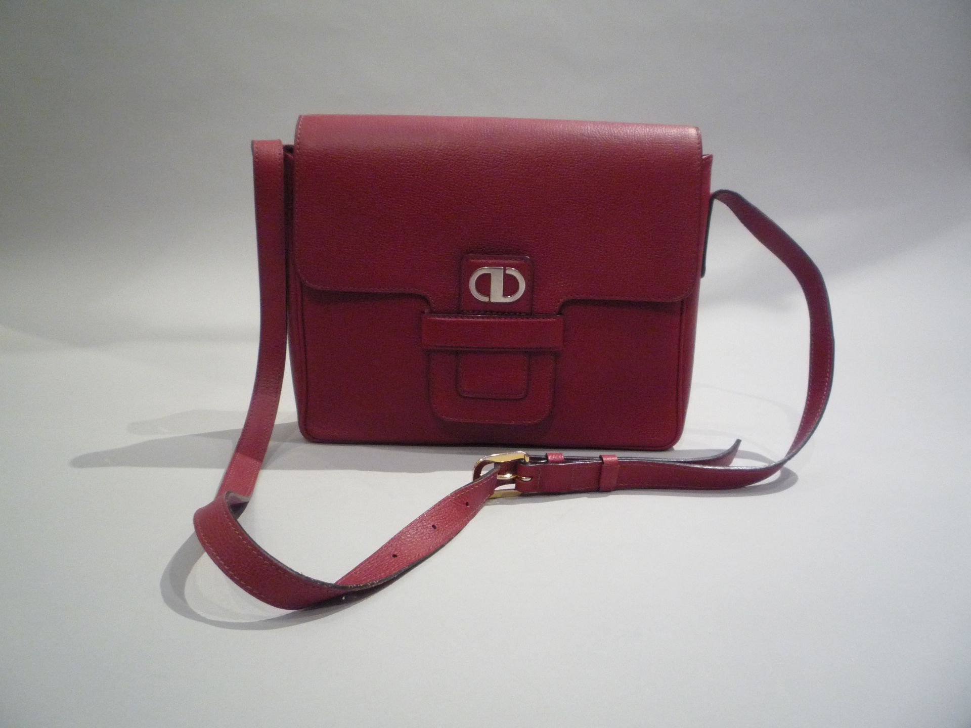 CHRISTIAN DIOR - SAC vintage rectangulaire à bandoulière en cuir bordeaux. [...]