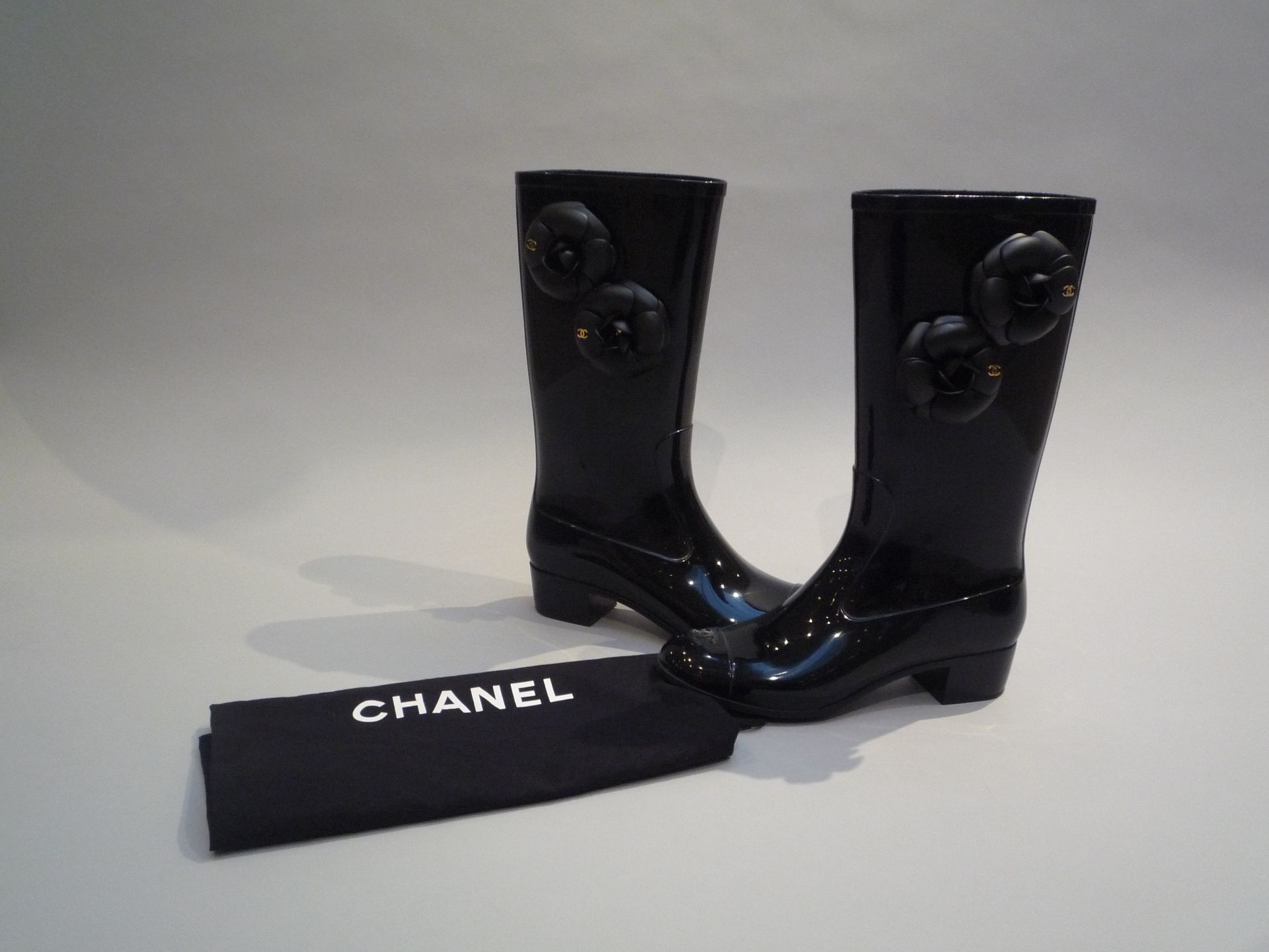 CHANEL - PAIRE DE BOTTES en caoutchouc noir à motif de fleurs camélia. T.37. [...] - Bild 4 aus 4