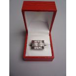 BAGUE Chevalière en platine à décor de rouleaux dans un pavage de diamants taille [...]