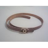 CHANEL - CEINTURE en cuir d'agneau beige. Sigle en métal argenté. T.75 -