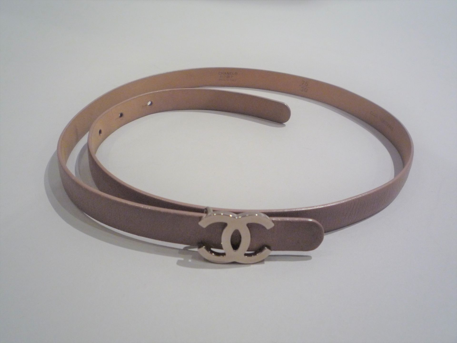 CHANEL - CEINTURE en cuir d'agneau beige. Sigle en métal argenté. T.75 -