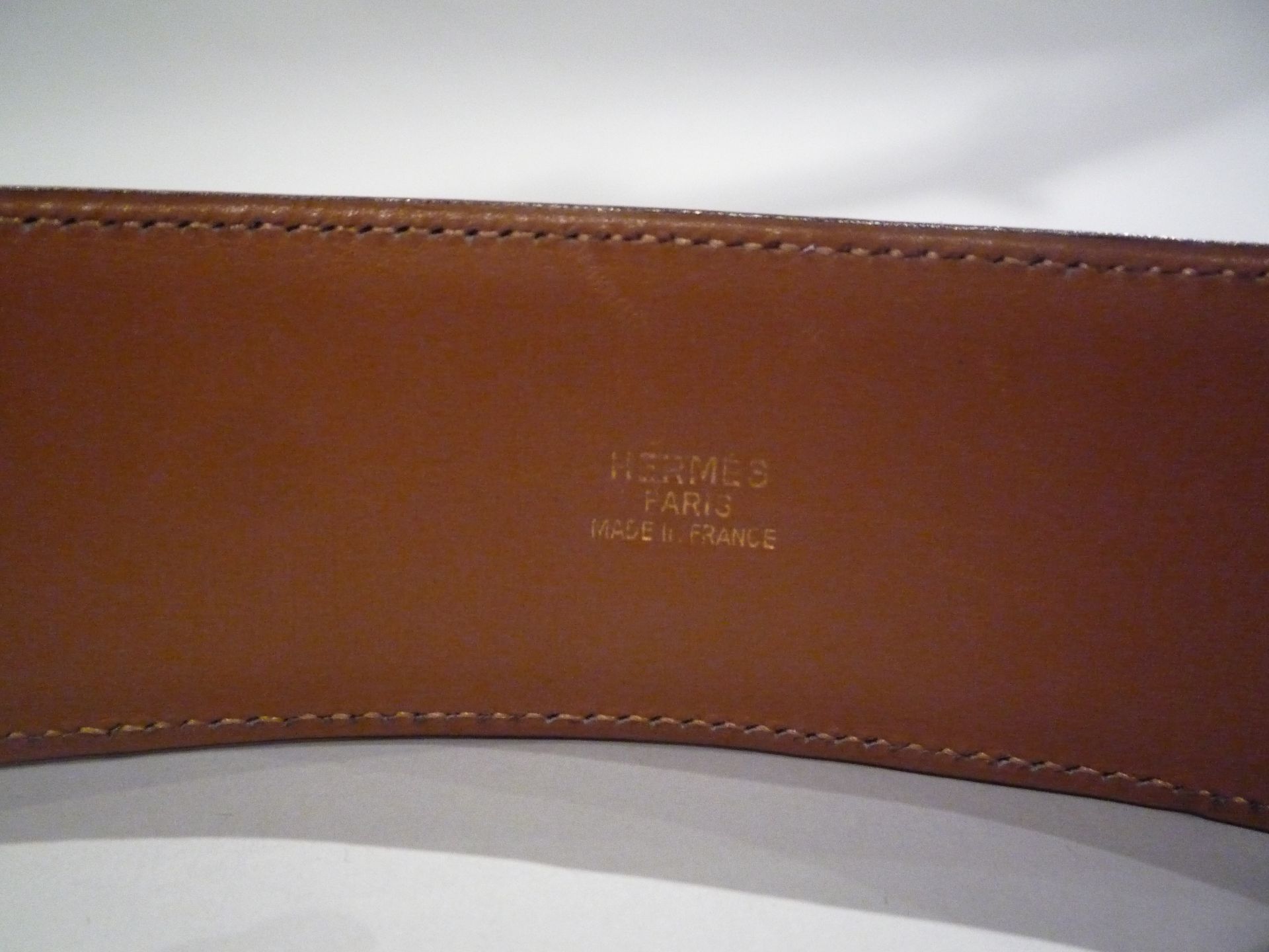 HERMES - CEINTURE en cuir et boucle en métal argenté. T.70. Longueur totale : 77 cm - - Bild 3 aus 4